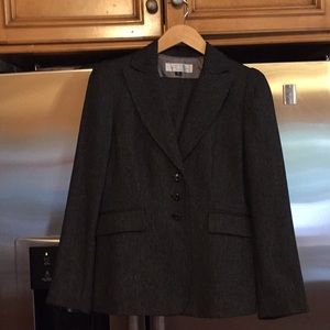 black tahari pant suit.  NWOT 6 petite